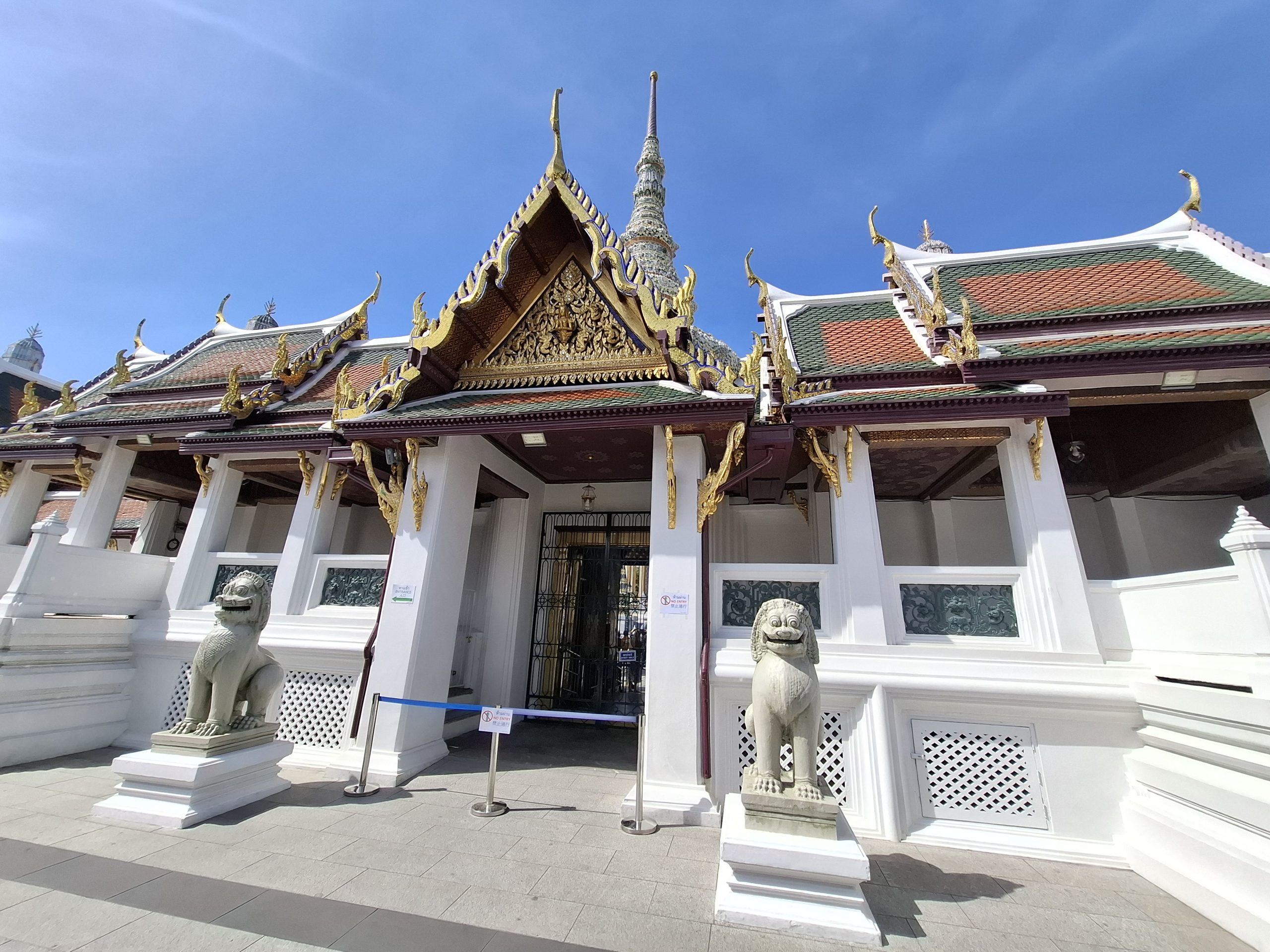 tajlandia-wi-tynie-bangkoku-parawruch-pl